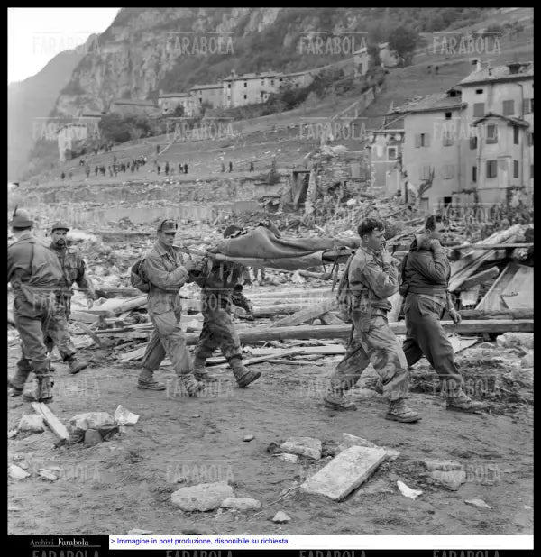Disastro del Vajont, i soccorritori, 1963 - Farabola Immagine digitale
