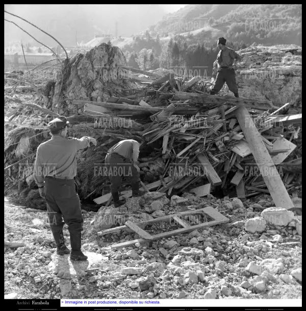 Disastro del Vajont, i soccorritori, 1963 - Farabola Immagine digitale