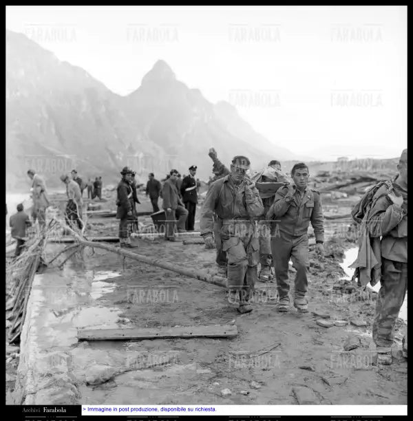 Disastro del Vajont, i soccorritori, 1963 - Farabola Immagine digitale