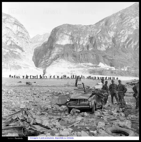 Disastro del Vajont, i soccorritori, 1963 - Farabola Immagine digitale