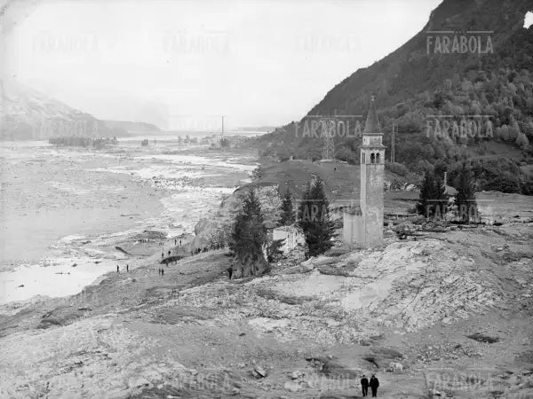Disastro del Vajont, il campanile della chiesa di Pirago, Belluno, 1963 - Farabola Immagine digitale