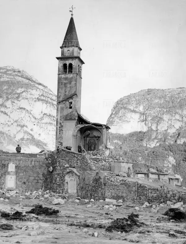 Disastro del Vajont, il campanile della chiesa di Pirago, Belluno, 1963 - Farabola Immagine digitale