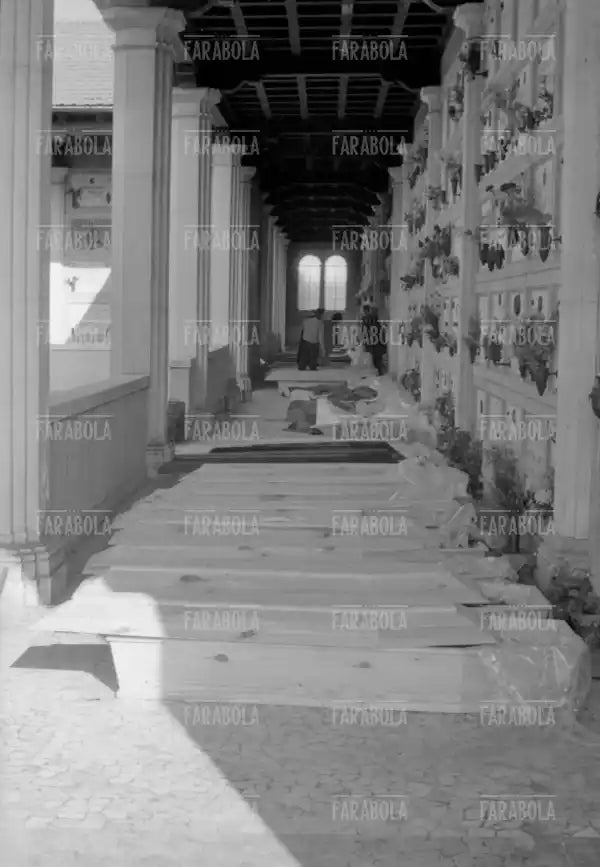 Disastro del Vajont, il cimitero con le salme, 1963 - Farabola Immagine digitale
