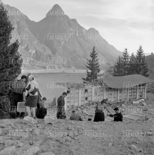 Disastro del Vajont, il cimitero distrutto, 1963 - Farabola Immagine digitale