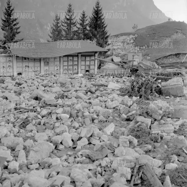 Disastro del Vajont, il cimitero distrutto, 1963 - Farabola Immagine digitale