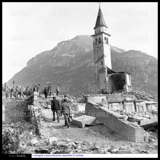 Disastro del Vajont, la chiesa danneggiata, 1963 - Farabola Immagine digitale