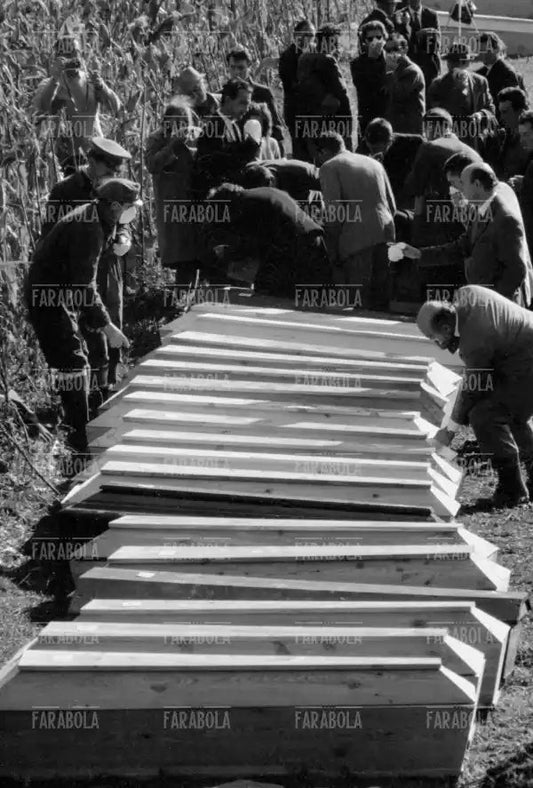 Disastro del Vajont, le bare, 1963 - Farabola Immagine digitale
