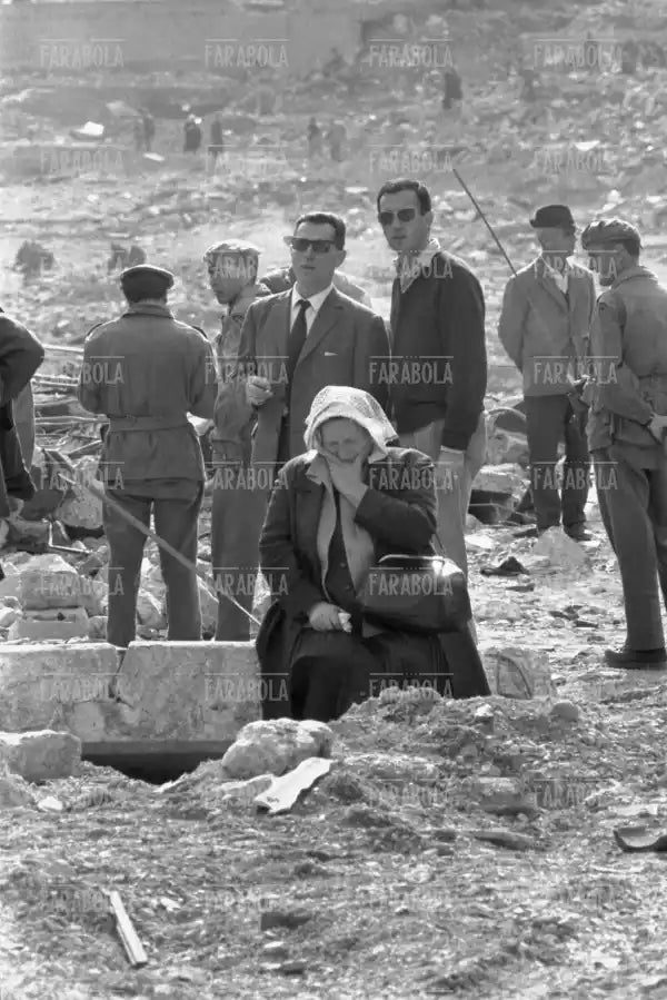 Disastro del Vajont, persone tra le macerie, 1963 - Farabola Immagine digitale