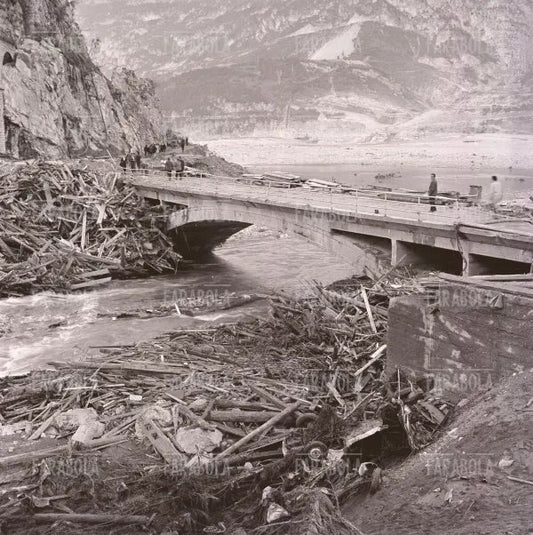 Disastro del Vajont, ponte con detriti, 1963 - Farabola Immagine digitale