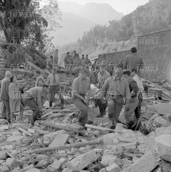 Disastro del Vajont, soccorritori, 1963 - Farabola Immagine digitale