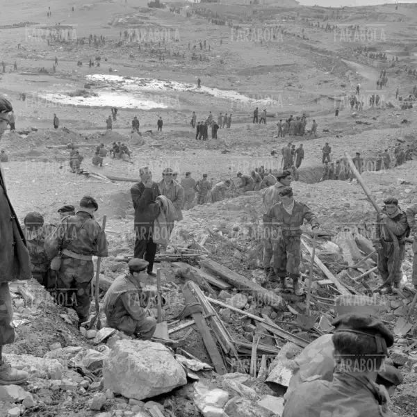Disastro del Vajont, soccorritori, 1963 - Farabola Immagine digitale