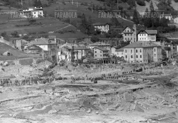 Disastro del Vajont, soccorritori, 1963 - Farabola Immagine digitale