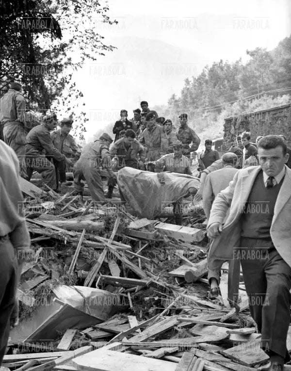 Disastro del Vajont, soccorritori, 1963 - Farabola Immagine digitale