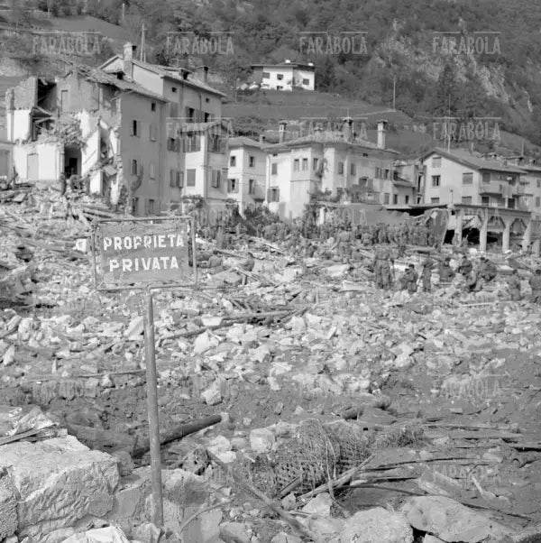 Disastro del Vajont, soccorritori, 1963 - Farabola Immagine digitale