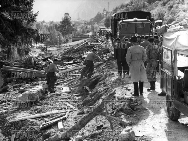 Disastro del Vajont, soccorritori, 1963 - Farabola Immagine digitale