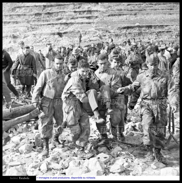 Disastro del Vajont, soccorritori, 1963 - Farabola Immagine digitale