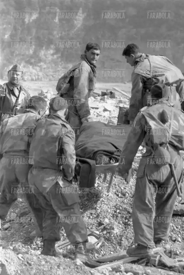 Disastro del Vajont, soccorritori, 1963 - Farabola Immagine digitale