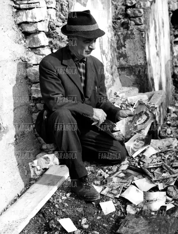 Disastro del Vajont, sopravvissuto guarda una fotografia, 1963 - Farabola Immagine digitale