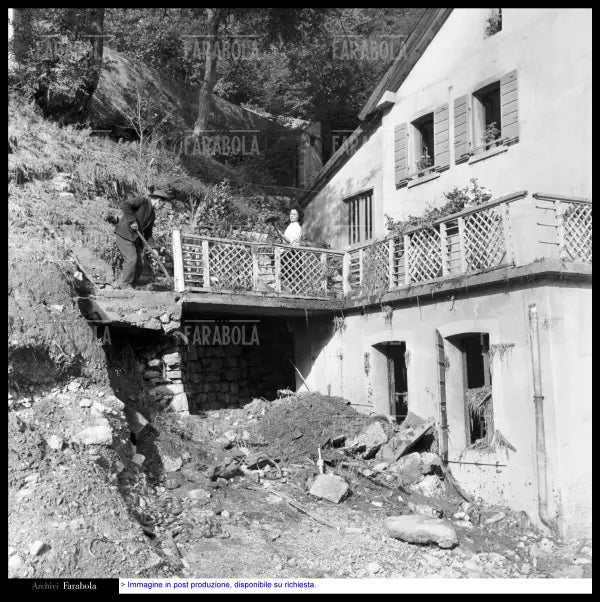 Disastro del Vajont, una casa danneggiata, 1963 - Farabola Immagine digitale