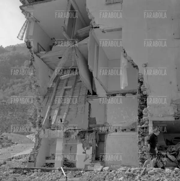 Disastro del Vajont, una casa distrutta, 1963 - Farabola Immagine digitale