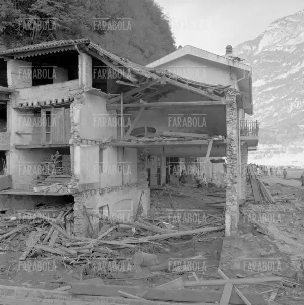 Disastro del Vajont, una casa distrutta, 1963 - Farabola Immagine digitale