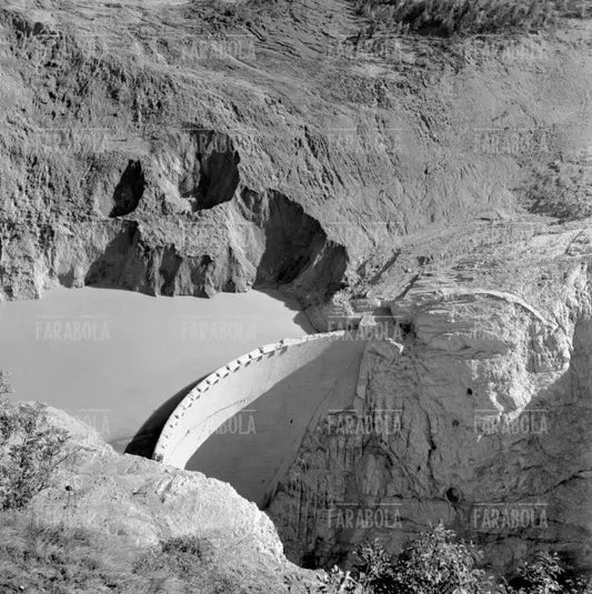 Disastro del Vajont, veduta della diga dall'alto, 1963 - Farabola Immagine digitale
