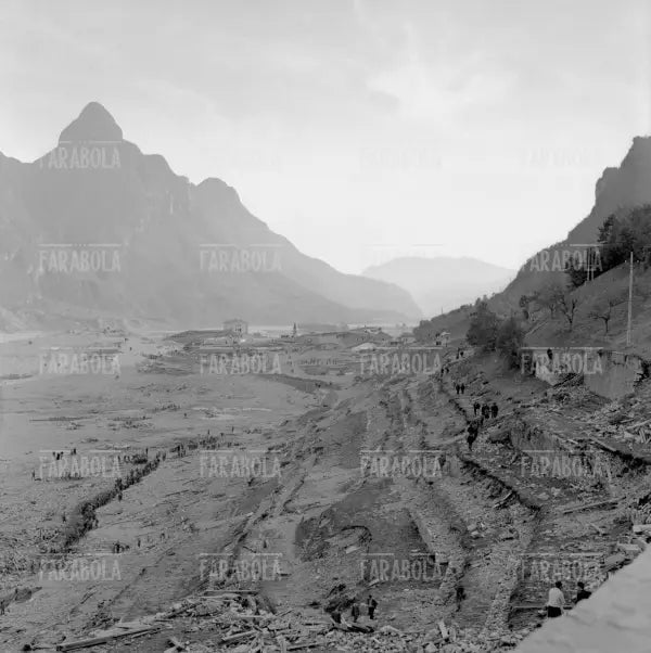 Disastro del Vajont, veduta della valle colpita dalla frana, 1963 - Farabola Immagine digitale
