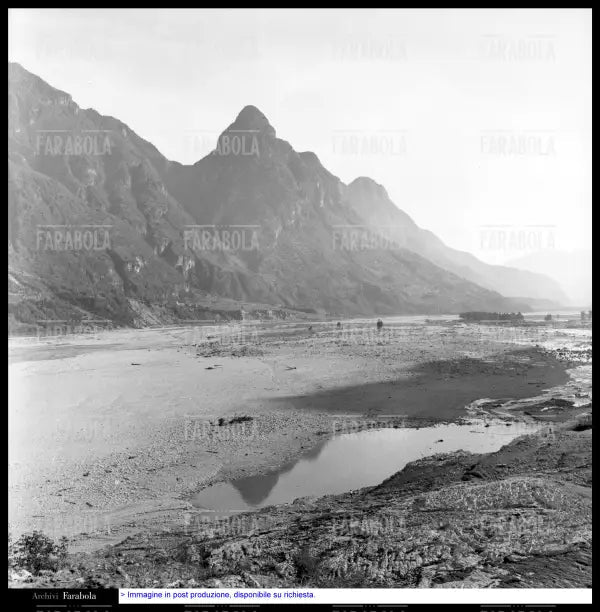 Disastro del Vajont, veduta della valle inondata, 1963 - Farabola Immagine digitale