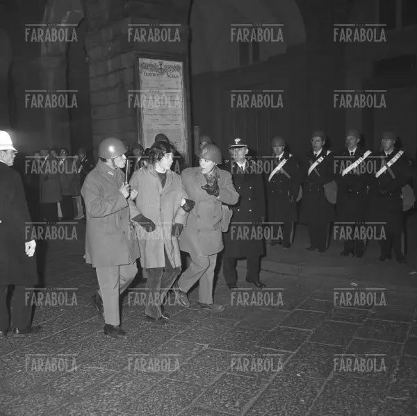 Disordini all'inaugurazione della Scala, Milano, 1969 - Farabola Immagine digitale