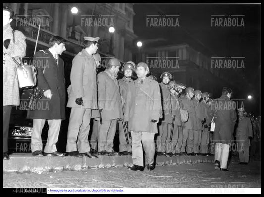 Disordini all'inaugurazione della Scala, Milano, 1969 - Farabola Immagine digitale