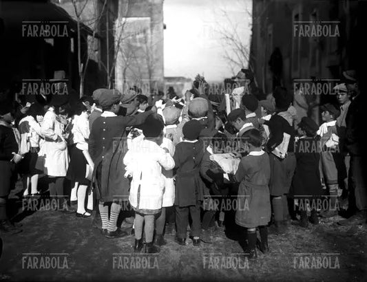 Distribuzione di pacchi dono della befana Fascista, Roma, 1933 - Farabola Immagine digitale