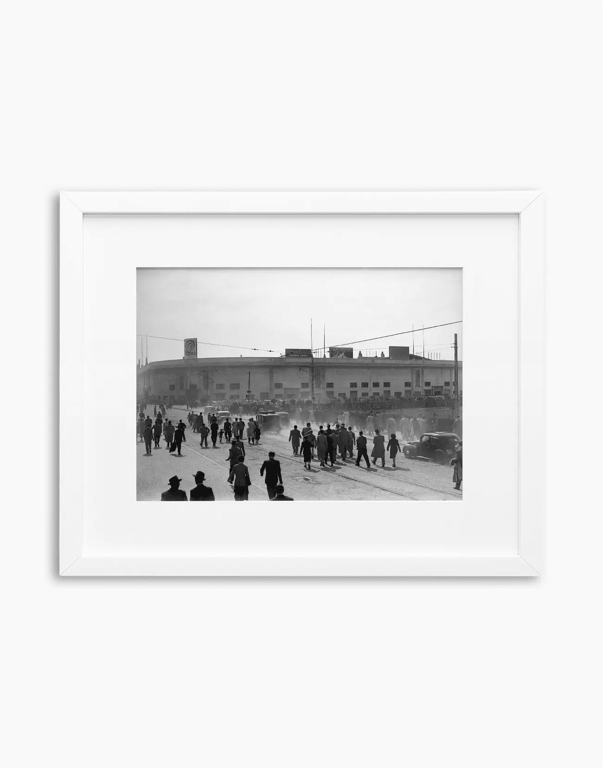 Domenica a San Siro, Milano, 1947 — stampa fine art con cornice bianca