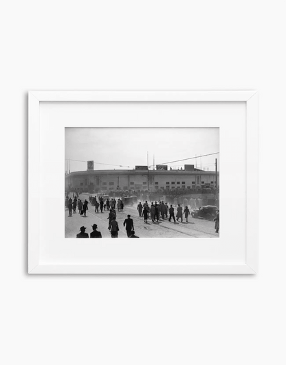 Domenica a San Siro, Milano, 1947 — stampa fine art con cornice bianca