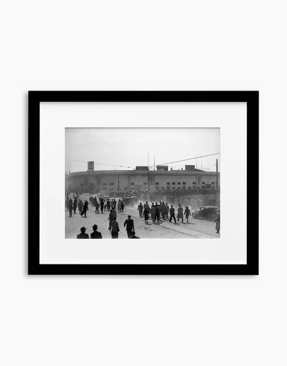 Domenica a San Siro, Milano, 1947 — stampa fine art con cornice nera