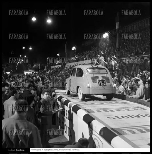 Domenico Fania e Mario Maggio su Fiat 600, Mille Miglia, 1956 - Farabola Immagine digitale