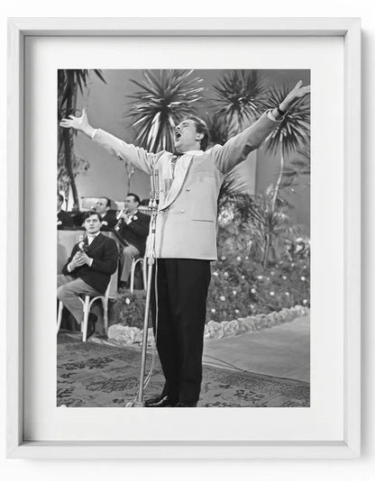 Domenico Modugno canta Volare, Sanremo 1958 - Farabola Fotografia