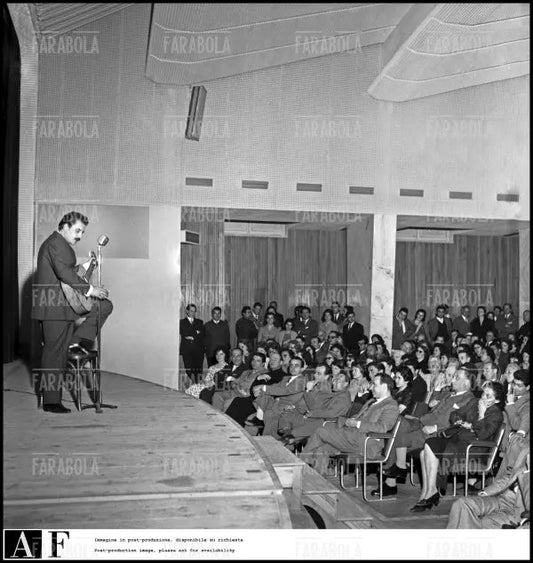 Domenico Modugno in concerto al Centro San Fedele, Milano, 1959 - Farabola Immagine digitale
