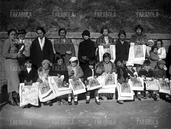 Doni per la Befana fascista, Roma, 1934 - Farabola Immagine digitale