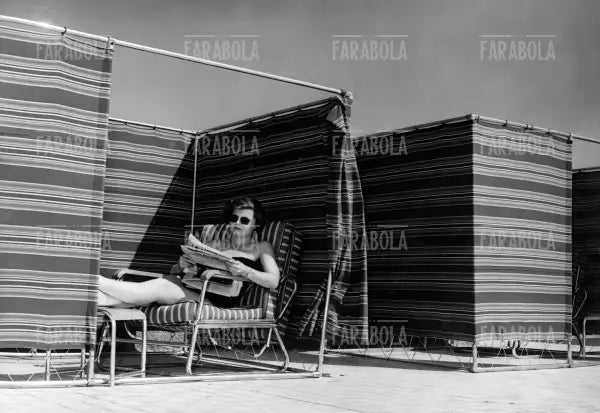 Donna all'idroscalo, Milano, anni 60 - Farabola Immagine digitale