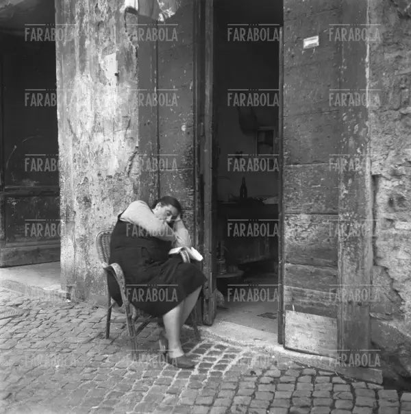 Donna riposa sull'uscio, Roma, 1954 - Farabola Immagine digitale