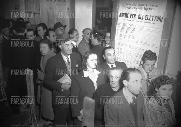 Donne al voto alle elezioni politiche, Milano, 1948 - Farabola Immagine digitale