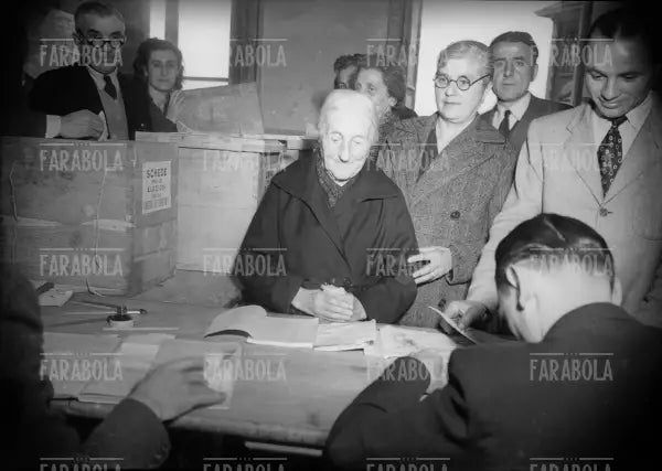 Donne al voto alle elezioni politiche, Milano, 1948 - Farabola Immagine digitale