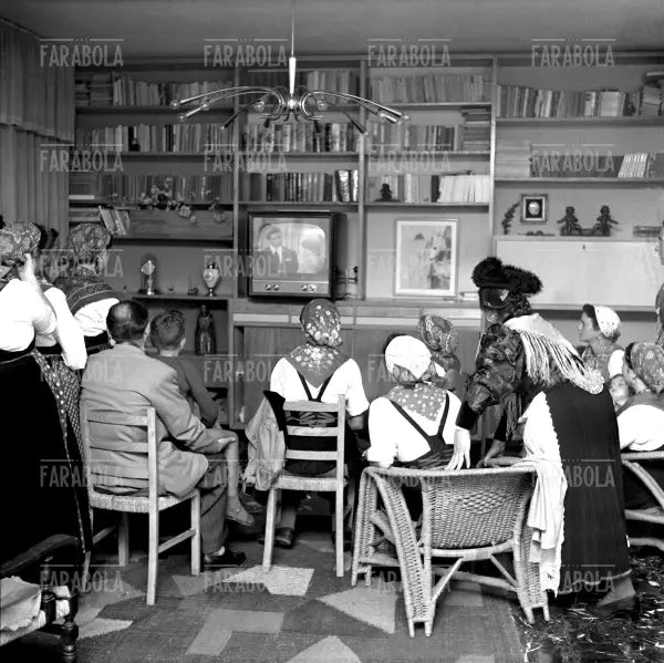 Donne della Valtellina guardano Lascia o Raddoppia in tv, 1957 - Farabola Immagine digitale