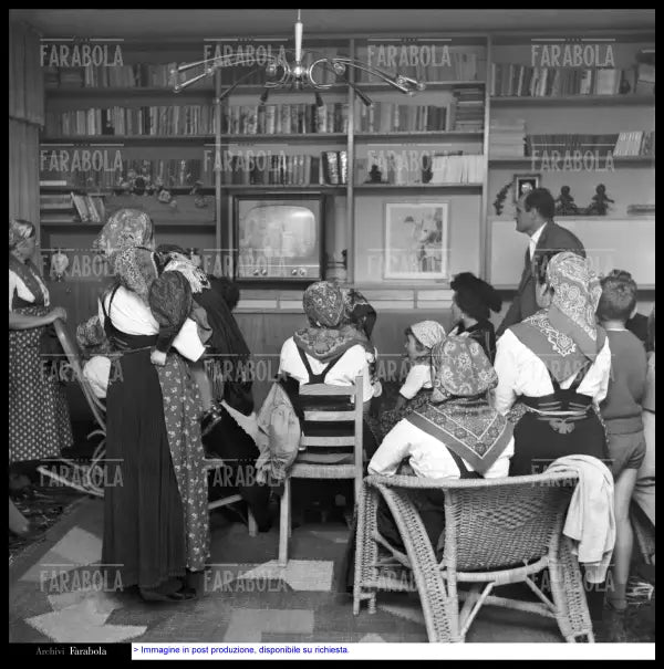 Donne della Valtellina guardano Lascia o Raddoppia in tv, 1957 - Farabola Immagine digitale