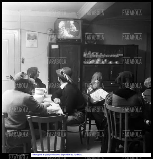 Donne della Valtellina guardano Lascia o Raddoppia in tv, 1957 - Farabola Immagine digitale