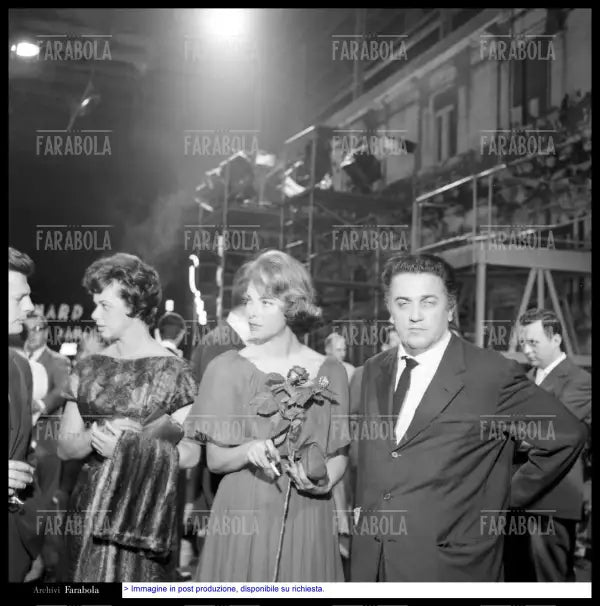Doris Pignatelli, Ghea Pallavicini e Federico Fellini sul set de La Dolce Vita, 1959 - Farabola Immagine digitale