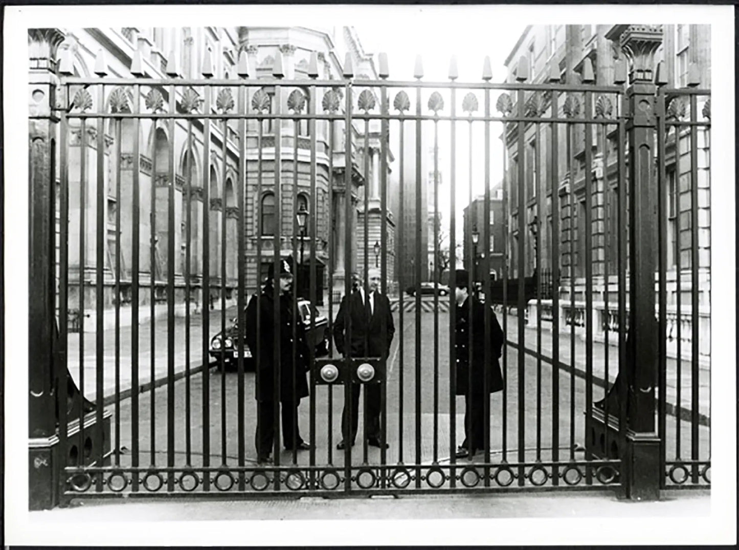 Downing Street a Londra anni 90 Ft 38042 - Stampa 24x18 cm - Farabola Stampa ai sali d'argento