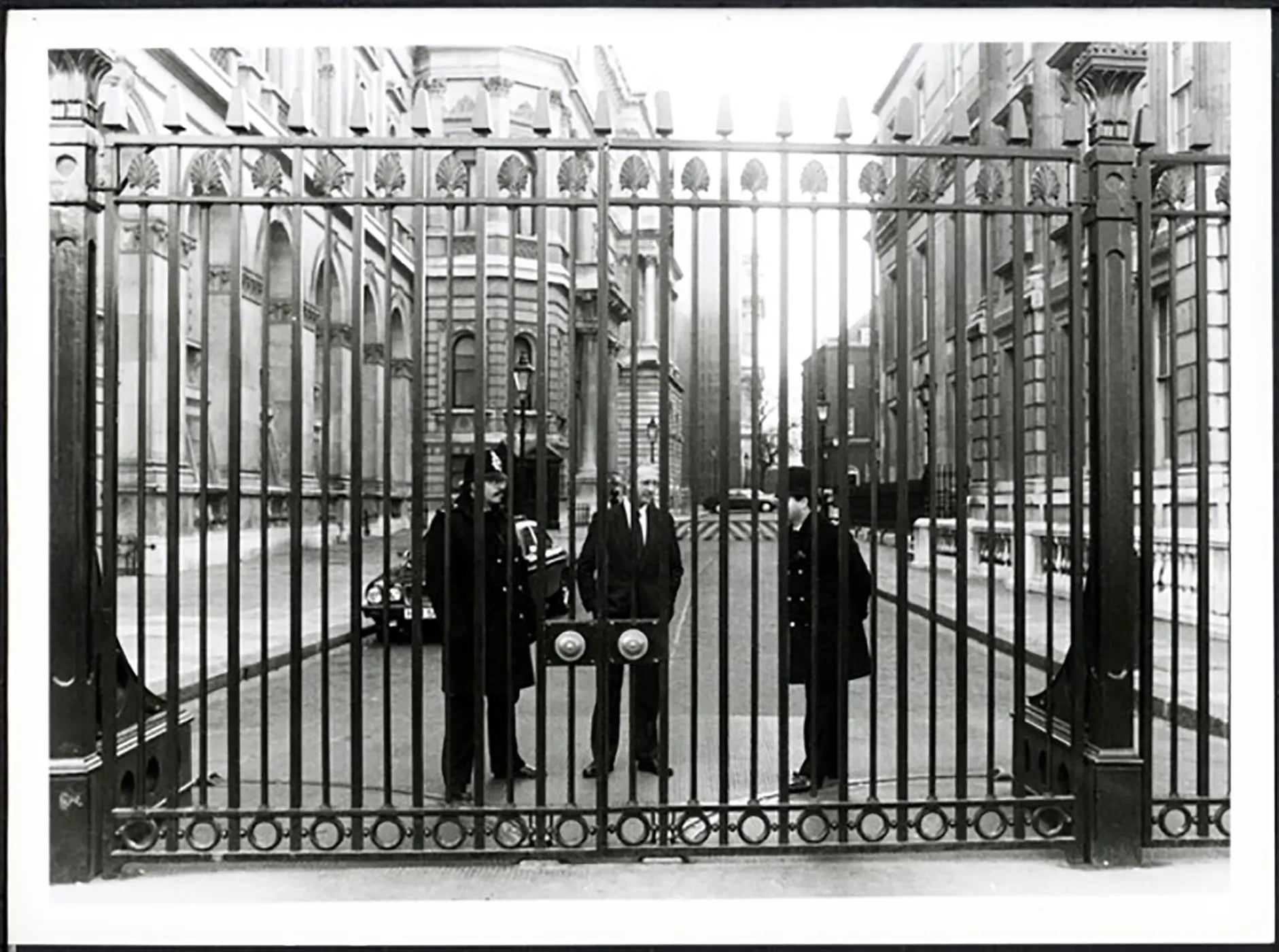 Downing Street a Londra anni 90 Ft 38042 - Stampa 24x18 cm - Farabola Stampa ai sali d'argento