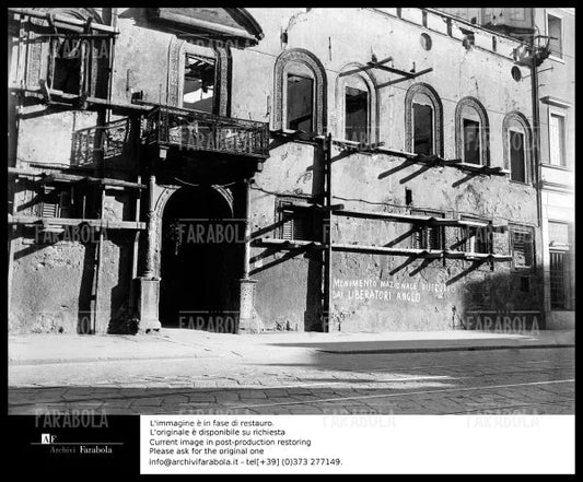Edificio bombardata a Milano, 1944 - Farabola Immagine digitale