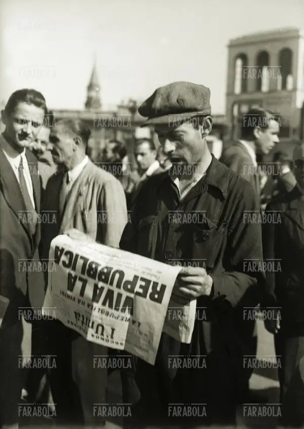 Edizioni straordinarie dei quotidiani per il referendum Istituzionale, Milano, 1946 - Farabola Immagine digitale